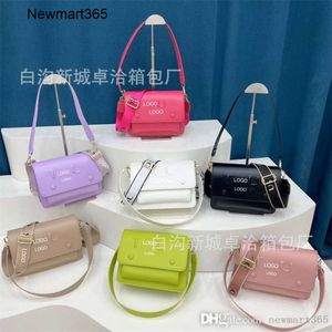 Westernized Womens Bag 2024 Spring Autumn Designer New Texture Personalized Bear Commuting Trend Portable Crossbody Bag