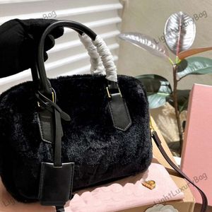 Miui Bag Bag designer Classic Tote High Quality Winter Lamb Wool Pillow Bag Axel crossbody Bag Fluffy Clutch Makeup Bag Christmas Gift 231108 231109