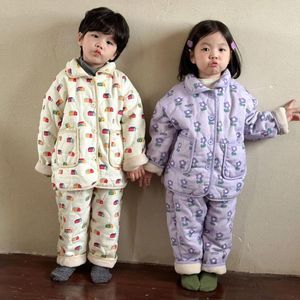 Kläder sätter barn pyjamas set vinter förtjockade flickor 2023 fashionabla baby fleece bomull pojkar hem bär varm casual två bit