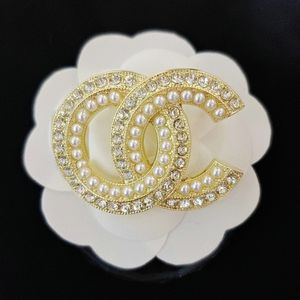 Spille di marca di lusso Lettera Spilla di perle di diamanti Abito Spilla di perle Accessori di gioielli di moda Sposare il regalo della festa nuziale