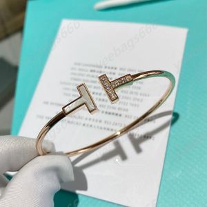 Modisches T-Armband, Weihnachtsgeschenk, Damenschmuck, Trend-Buchstabe, quadratisches Armband mit Original-Samtbeutel