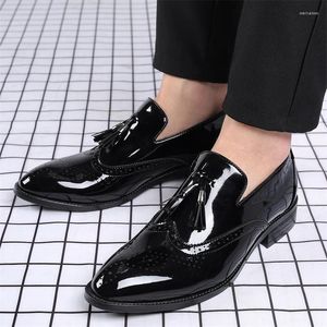 Sapatos de vestido preto homens outono moda negócios calçados de casamento homem confortável design de couro formal estilo europeu
