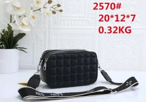 Luxurys Designer Bolsa Clássica Único StrapCrossbody Sacos Listrado Coração Forma Sacos De Ombro Banquete Compras Casamento Lazer Negócios Pa