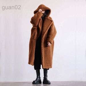 女性の贅沢なフェイクファーコートデザイナー2023冬のレジャーファーコートミディアムレングスフード付きファッショナブルなウールコートプラスサイズの服231109