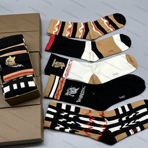 Women Men Designer Socks 5 pary Wysokiej jakości bawełniane kostki oddychające do koszykówki Football Basketball Sockin