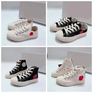 Unisex mode spädbarn stora barn stickade spela för flickor pojkar kärlek canvas designer löpskor baby barn andas vit svart klättring casual sneakers småbarnstorlek