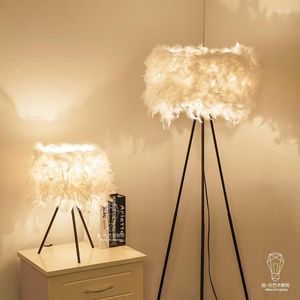 Lampes de table Lampe de chevet Plumes Le design de mode Salle de mariage Salon chaud Chambre ZL355