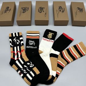 Designer Sockins 5 par męscy damska literka drukowana Skarpetka luksusowy klasyczny jesienne zimowe bawełniane pończochy sporty sportowe cztery sezony Mid Tube Socks Para jakość 2024