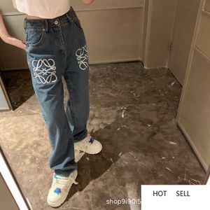 Neues Design Stickerei Slim Denimhose mit Weitbeinen sehen stilvoll und vielseitig aus