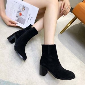 Sapatos de grife botas de couro salto grosso britânico ajuste chaminé botas nuas moda versátil longo e curto estilo feminino