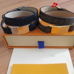 Hochwertiges Pu-Doppelschleifen-Gürtelarmband Unisex-Armband Titan-Stahl-Buchstabe-Armband Modeschmuckversorgung QAPE