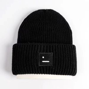 Beanie designer cor sólida moda lazer predominante versátil gorro carta quente chapéu presente de natal com saco de poeira