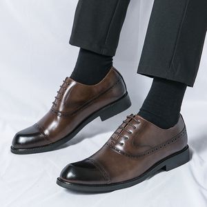 Scarpe Casual da uomo 2024 scarpe a punta da ufficio da lavoro eleganti scarpe da uomo classiche in tinta unita moda primavera autunno scarpe