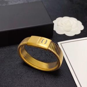 Frühlingselastisches Karoarmband-Design, einzigartiges Buchstaben-Stahlarmband, avantgardistisches, einzigartiges Armband, geeignet für Männer und Frauen