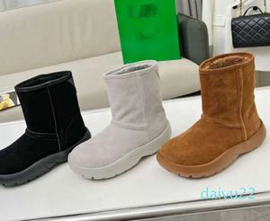 Kapitone Snap Süet Ayak Bileği Boot Kadınlar için Kış Sıcak Tasarımcı Ayakkabı Kahverengi Siyah Shearling Buzağı Yuvarlak Toe Platform Kürk Kürk Düz Bilgi Kısa Pamuk Orta Buzağı Üst