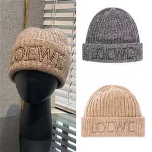 Luxury beanie stickade hattar designer vinter varma mössor för män och kvinnor mode stickade hatt fall ull cap brev jacquard unisex