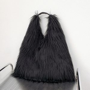 Kvällspåsar lyxiga fluffiga plysch kvinnor axelväska mjuka faux pälspåsar för kvinnor överstår handväska vinter puffy hobo designer shoppare tote 231108