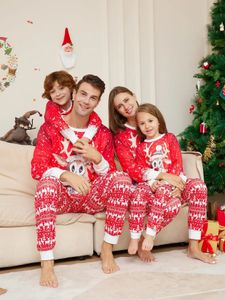 家族を一致する衣装クリスマスPJSレッドかわいい鹿の長袖全体