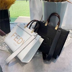 Designer Summer Tote Bag Trend Grande e Hand