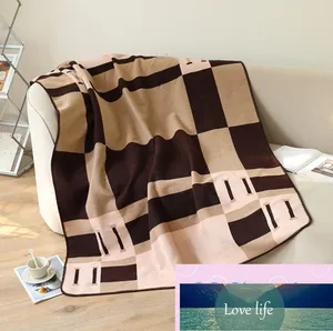 Top quatily leisure blanket nap blanket flannel sofa cover office thickened air conditioning blanket go with everything wholesale