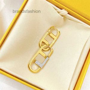 Projektanci studiów projektanci biżuterii złota kolczyka dla kobiet przyjęcie na przyjęcie kryształowe pierścienie ucha