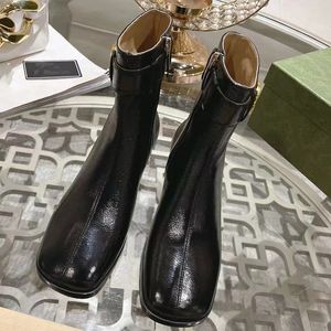 Inverno novas botas famoso designer de metal carta fivela bandagem design famosa marca feminina martin botas de couro genuíno cabeça redonda lado zíper botas senhoras bota