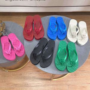 Kadınlar Chevron Tangon Sandal Terlik Beyaz Siyah Kırmızı Chevron Desen Kauçuk İz Taban Flip Flops Yassı Flatform Sole Guccis Slaytlar Kadın Moda Düz Sandalet No351