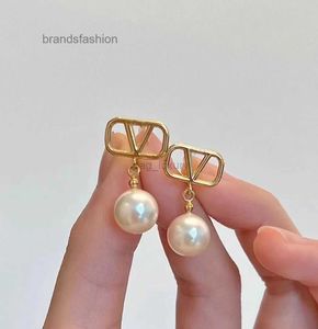 Kvinnliga modedesigner studörhängen vit pärla enkel stil mässing engagemang örhänge