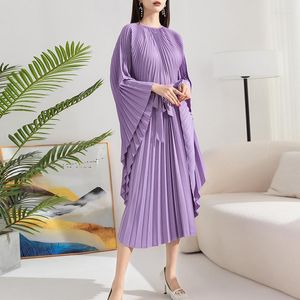 Casual Dresses 2023 Spring Irregular Large Dress High-end Pleated Western-style Bat Sleeve Waist Lace Up