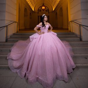 2024 rosa glänsande quinceanera klänningar för söt 15 år sexig utanför axeln puffy bollklänning pärlor kristall prinsessor klänningar