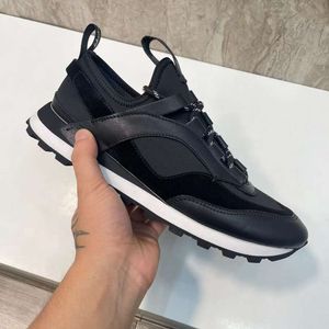 Sapatos masculinos pretos de cano baixo, leves e confortáveis, meias com aparência distinta, sapatos casuais para corrida