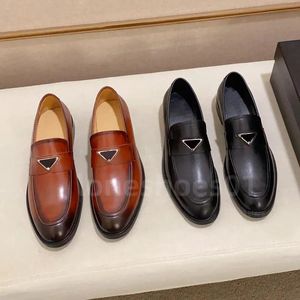 Designer uomo nero scarpe formali triangolo logo lusso marchio uomo scarpe in vernice oxford di alta qualità scarpe da festa di nozze scarpe da sera riunioni di lavoro nero A1108