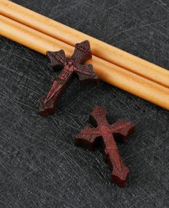 Naszyjniki wisiorek 2pcs czerwony naturalny drewniany krzyż Charms Christian Inri Crucifix Jezus Chrystus DIY Naszyjnik