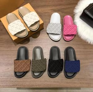 Sandaler Swimming Pool Pillow Flat Bottom präglad Mule Slide Women's Shoes Summer Leather Cool and Bekväm tofflor White Printed Fashion Slide Luxury Slippers.