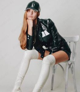 Diseñador Moda Clásico Paño de moda Mujeres Logotipo bordado Cuello alto Pu Chaqueta corta de hip hop falda de cintura alta Faldas de cuero de PU