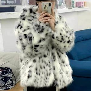 Pelliccia da donna Pelliccia sintetica Gatto stampato Imitazione Pelliccia di volpe Cappotto in bianco e nero maculato leopardato Risvolto Cappotto allentato Giovani donne Pelliccia calda spessa Abbigliamento esterno Inverno 231109