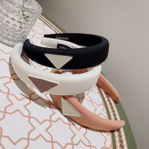 Mode enkel stil designer inverterad triangel pannband rena färgband för tjej presentmärke elastisk bokstav pekband huvud wrap hår