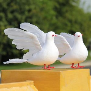 庭の装飾4 PCS人工鳩の鳥の白い鳩の泡羽現実的な飛行ヤードウェディングデコレーション