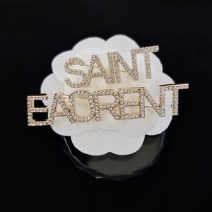 クラシックヴィンテージゴールドシルバーブランドDesinger Brooch Luxury Jewelry Women Rhinestone Broochesスーツピンアクセサリーパーティーギフト