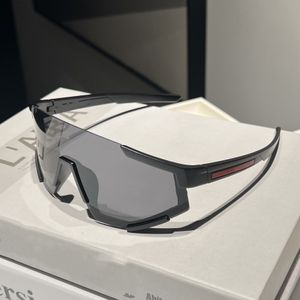 Designer Shield Solglasögon Vit Visir Red Stripe Mens Women Cycling Eyewear Men mode polariserade solglasögon utomhussport som kör glasögon med paketgåva