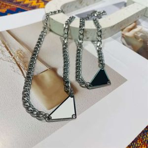 Mens halsband designer silver färg kvinnliga triangel bokstäver älskar trendiga män emalj coola gata kvinnliga hängen halsband damer kedjor lyxiga juvelery zb0112