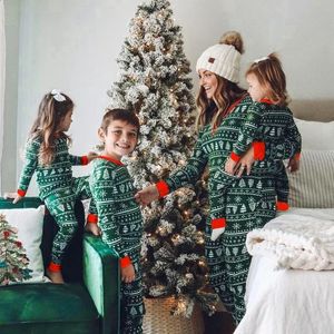 Familjsmatchande kläder Julälgtryck Mother Father Kids Kläder sätter Sleepwear Baby Romper Pyjamas Xmas Look 231109