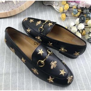 2018 New Small Leather Shoes Spring and Summer New Women 자수 꿀벌 5 뾰족한 별 여성 039S 신발 여성 08184264