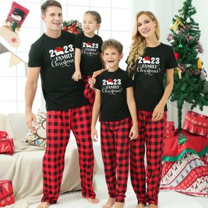 Famille correspondant tenues pyjamas de Noël ensemble à manches courtes dessin animé mignon doux 2 pièces costume parent-enfant bébé chien barboteuse 231109