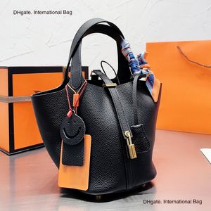 Picotin Lock 18 Bucket Bag com Fivela Dourada Luxo Coleção Primavera/Verão Bolsa Lady Artesanal Taurillon Clemencex Couro de Bezerro Costurado com Linha Graxa