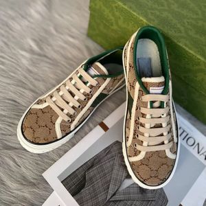 Sneakers Womens Designer Shoes Canvas Casual Retro Luxury Women Män Platta sko broderi skor andas storlek 35-46