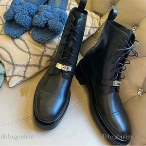 Top -Qualität L -Stiefel V Designer Schuhe Klassische Schnalle Knöchel Bootie Full Getreide Leder Dicke Soles Chunky Heel Frauen Schuhe Schnürung Martin Tazz Boot Pranda Stiefel