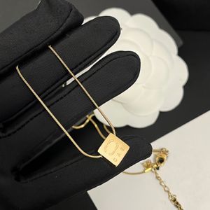 Designer hänge halsband kvinnor fyrkantig tagg med varumärkes logotyp tjej charm lyx bokstav hängsmycken 18k guld pläterad högkvalitativ repkedjan halsband