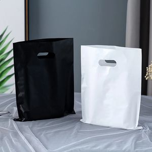 Present Wrap 50st/Lot Plastic Presentväskor med handtagskolkläder för klädbutik Peruker Packaging Tygväskor för Business Boutique 231109