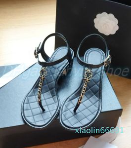 Lyxdesigner lammskinn thong läderstrass med guldton spännen toffel justerade glidmetallimitation pärlor sandal